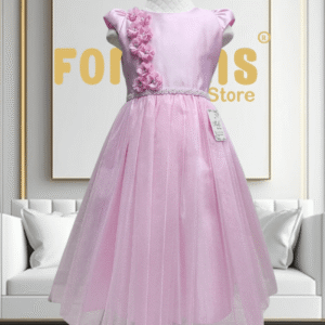 Vestido de fiesta para niña en tono rosa pastel con delicadas flores 3D y falda de tul ilusión. Confeccionado en razo francés Podusua y forro de algodón hipoalergénico para proteger la piel. Ideal para cumpleaños, bautizos y sesiones fotográficas.