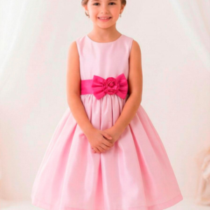 Vestido elegante para niña, color rosado suave, estilo romántico.