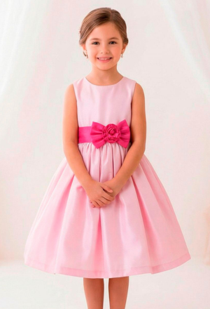 Vestido elegante para niña, color rosado suave, estilo romántico.